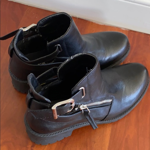 Cut out ankle bootie - Picture 2 of 3